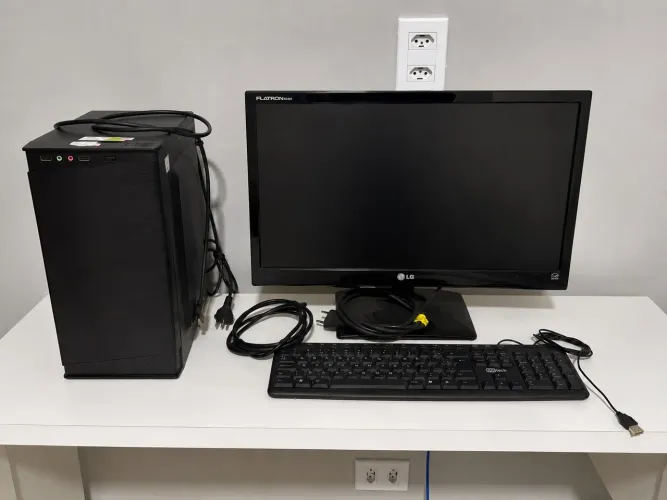 Monitor, CPU e teclado. 