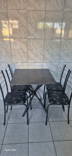 Mesa com 4 cadeiras