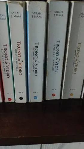 Livro trono de vidro 