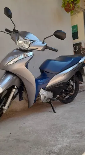 Uma linda Honda biz 125 muito bem conservada e de muita procedência