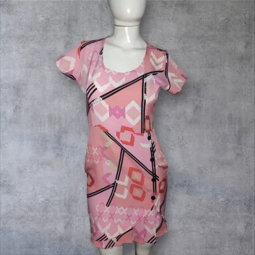 Vestido rosa com detalhes na barra