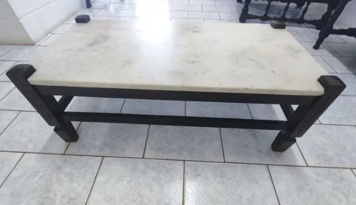 Mesa de Centro em Madeira Maciça com Tampo de Mármore
