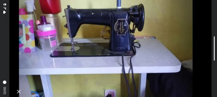 Máquina de costura com mesa