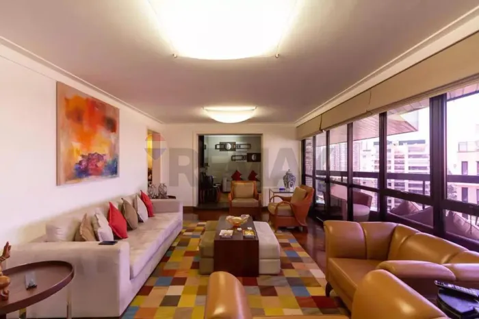 Alto Padrão no Panamby: Apartamento Impecável de 304m² Privativos, Varanda em Todos os Amb