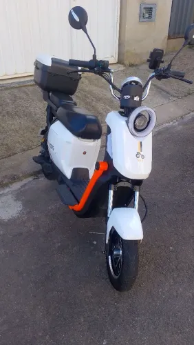 Moto elétrica moto chefe soma 1000w semi-nova com bau