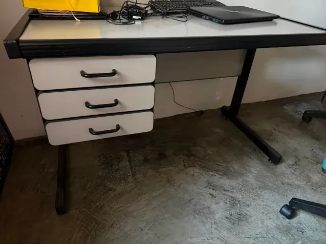 Escrivaninha com estrutura de aço