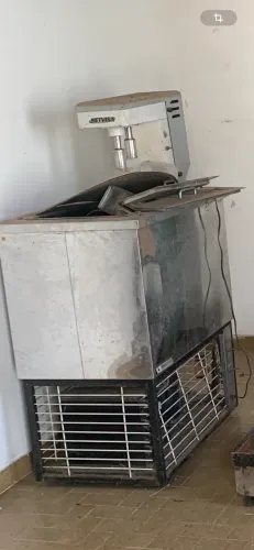 Vendo pacote com sorveteira, chapa, 1 balcão, 2 liquidificadores industriais, caixa de mil