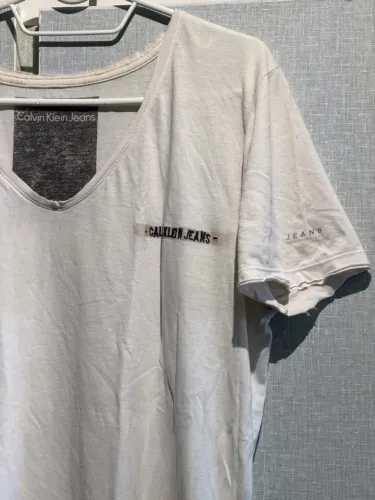 Camiseta Gola V Calvin Klein (M)