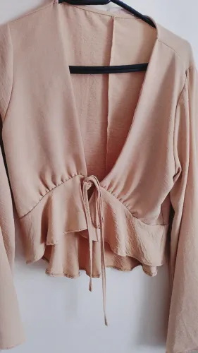 Blusa decote e laço