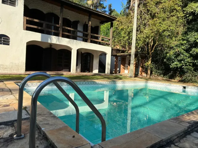 Casa com Piscina e Vista para o Verde no Condomínio Granja Velha | Terreno de 1.299m²