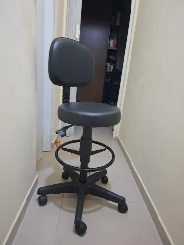 Cadeira de manicure/tatuador com ajuste de altura RS 250