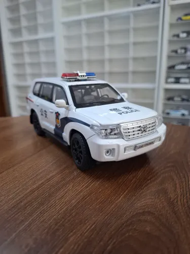 Miniatura Police 1/24 TOYOTA LAND CRUISER