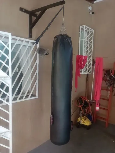 Saco de pancada Gorila 1,60cm cheio com suporte de parede