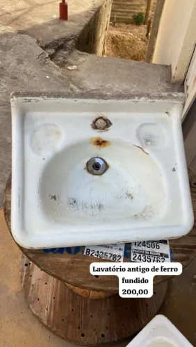 Lavatório antigo de ferro fundido