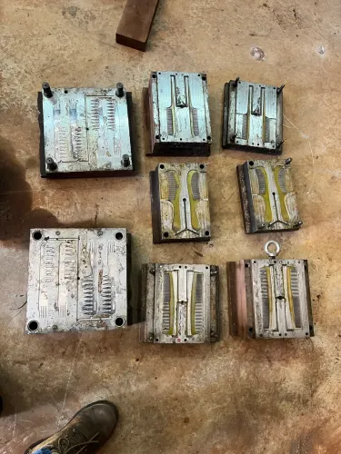 Moldes de injeção plástica usados, prato, pente, copo etc?