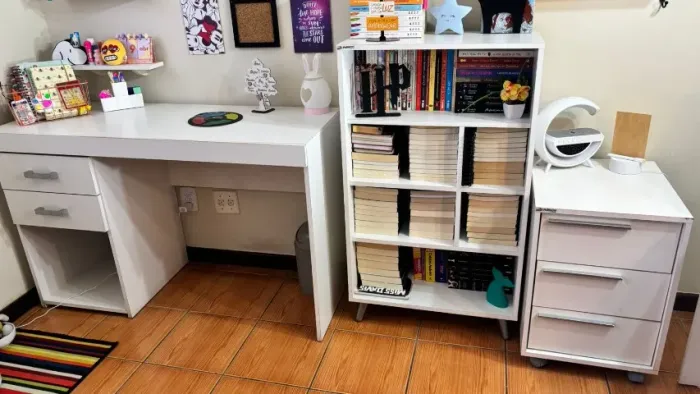 [USADO] KIT DE TRÊS MÓVEIS DE ESCRITÓRIO: MESA + GAVETEIRO + ESTANTE NICHOS