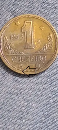 Moeda de 1 Cruzeiro 1943 com sigla no anverso e reverso e uma de 1945 sem sigla