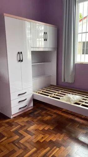 Quarto infantil guarda-roupa e cama de solteiro embutida - 1 ano de uso