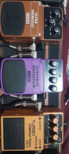 Pedalboard com esse tres pedais e a fonte