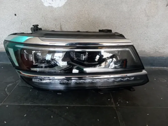 Farol Direito Volkswagen Tiguan 2020 (detalhe pé?