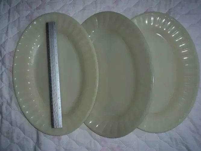 03 Antigas Travessas Colorex SM, Oval Rasa, Opalinada dos anos 70. 26,00 X 36,00cm