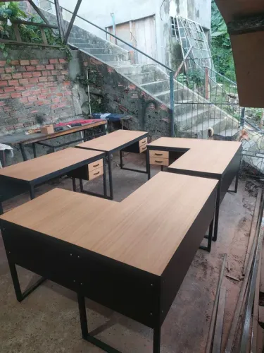 Mesa reta em L estilo industrial