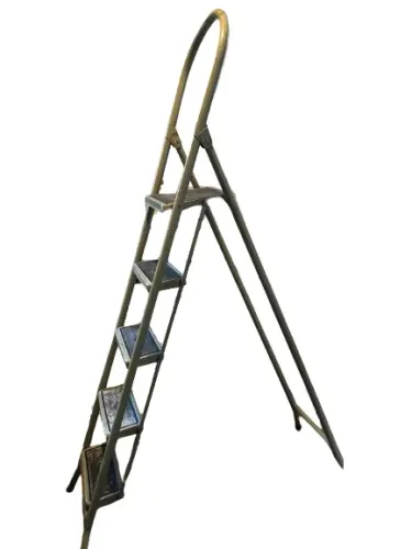 Escada de 5 degraus de  ferro dobrável para uso domestico