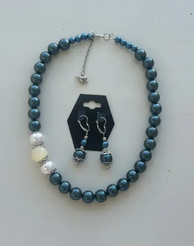 Conjunto 01, com colar e brincos, artesanal.