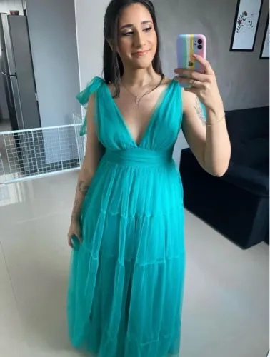 VESTIDO DE FESTA LONGO VERDE JADE EM TULE, SAIA TRÊS MARIAS E LAÇO NO OMBRO