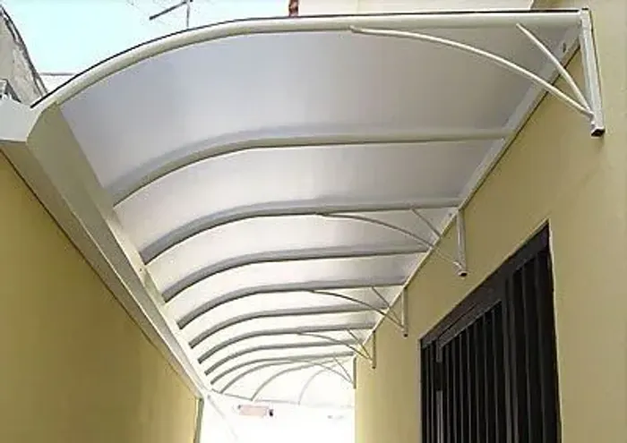 Policarbonato alveolar com estrutura Metálica 