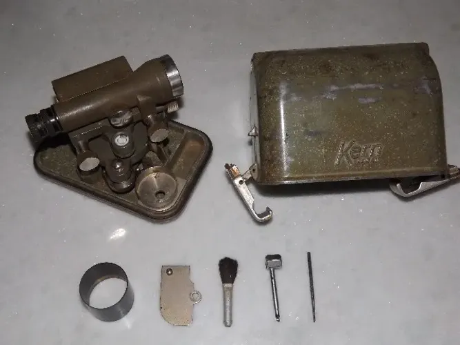 Mira teodolito Kern Aarau II. Caixa metal, acessórios. 