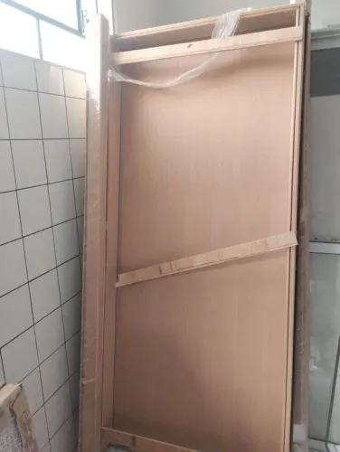 Porta de abrir curupixa 210x90. Com guarnição de 18 pinhal