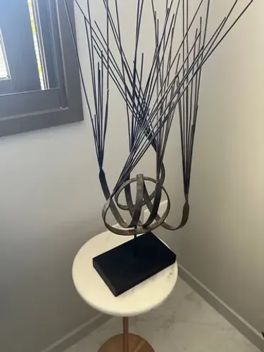 Peça decorativa metal design moderno