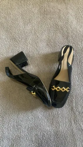 Sandália Slingback Verniz Preta com Detalhes Dourados