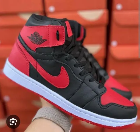 Tênis Nike Air Jordan 1 Mid Preto e Vermelho