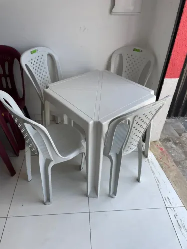 Conjunto de mesa e cadeiras de plástico