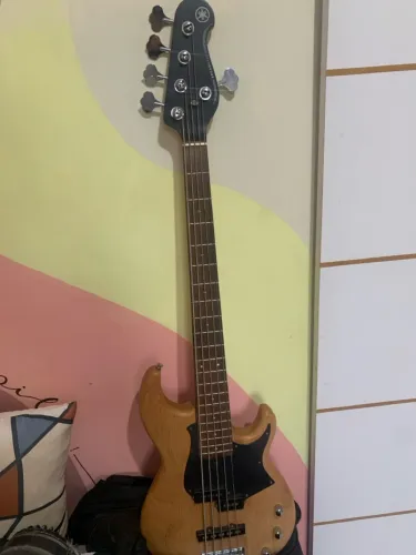 Baixo Yamaha
