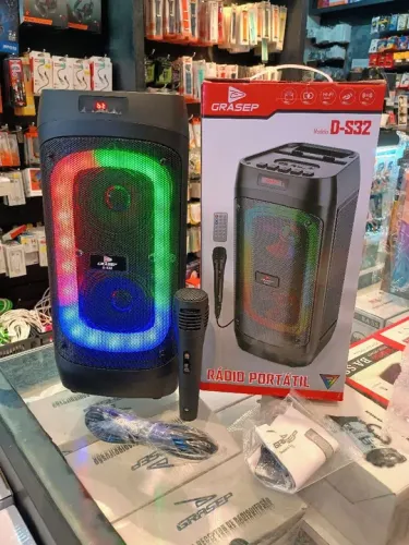 Caixa de som portátil com microfone e controle remoto