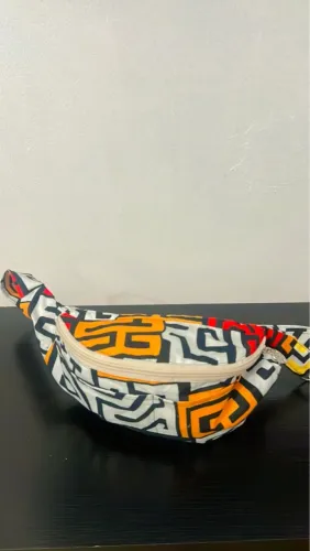 Linda Pochete colorida com branco e amarelo com 2 bolso na frente e um dentro .