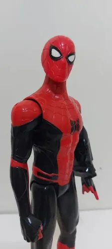 Action Figure  Spider-man Longe de casa Titan Hero 30cm power fx Hasbro