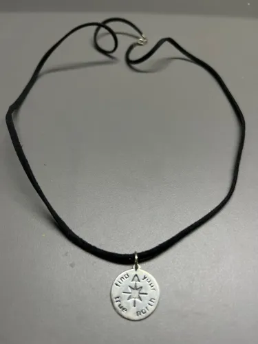 Cordão de couro com pingente 'Find Your True North'