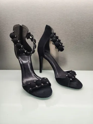 Sandália preta Tam. 38 com detalhes em metais da Shoestock