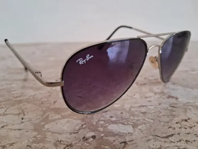 Óculos de sol RAY-BAN, R$ 129.