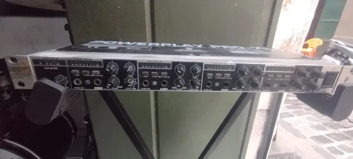 Power Play Behringer HA 4700