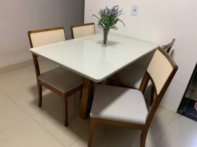 Mesa linda nova de jantar de madeira 