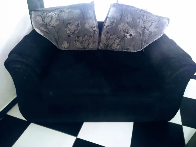 Sofá 2 Lugares com Almofadas Decorativas