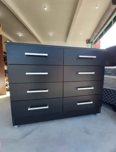 Cômoda Preta com 8 Gavetas e Design Moderno