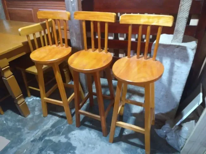 Banco alto com recosto de madeira maciça