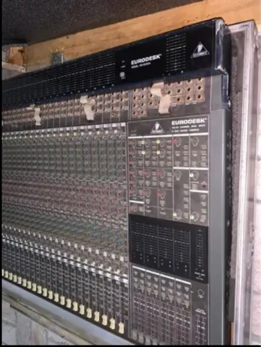 Mesa de Som Behringer Eurodesk MX8000A