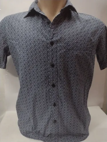 Camisa manga curta Uniqlo masculina Tam M em ótimo estado de conservação